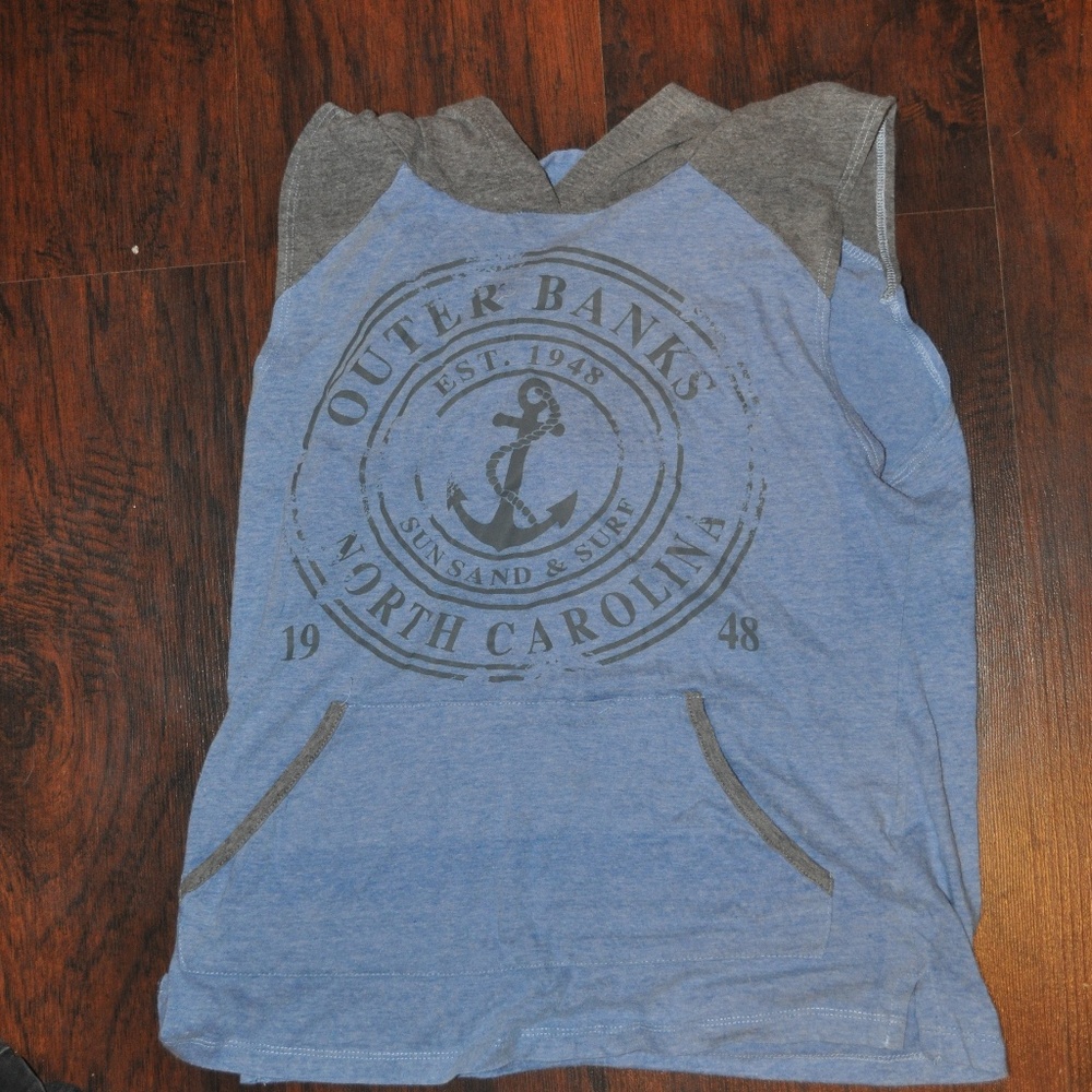 SLEEVELESS OUTER BANKS TANK